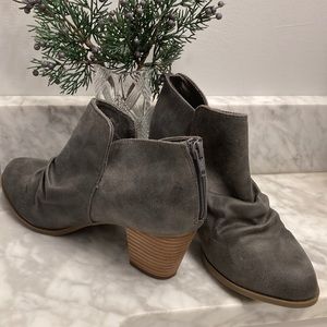 NWT REPORT FOOTWEAR Clarice Heeled Gray Booties from Stitch Fix-SZ 9